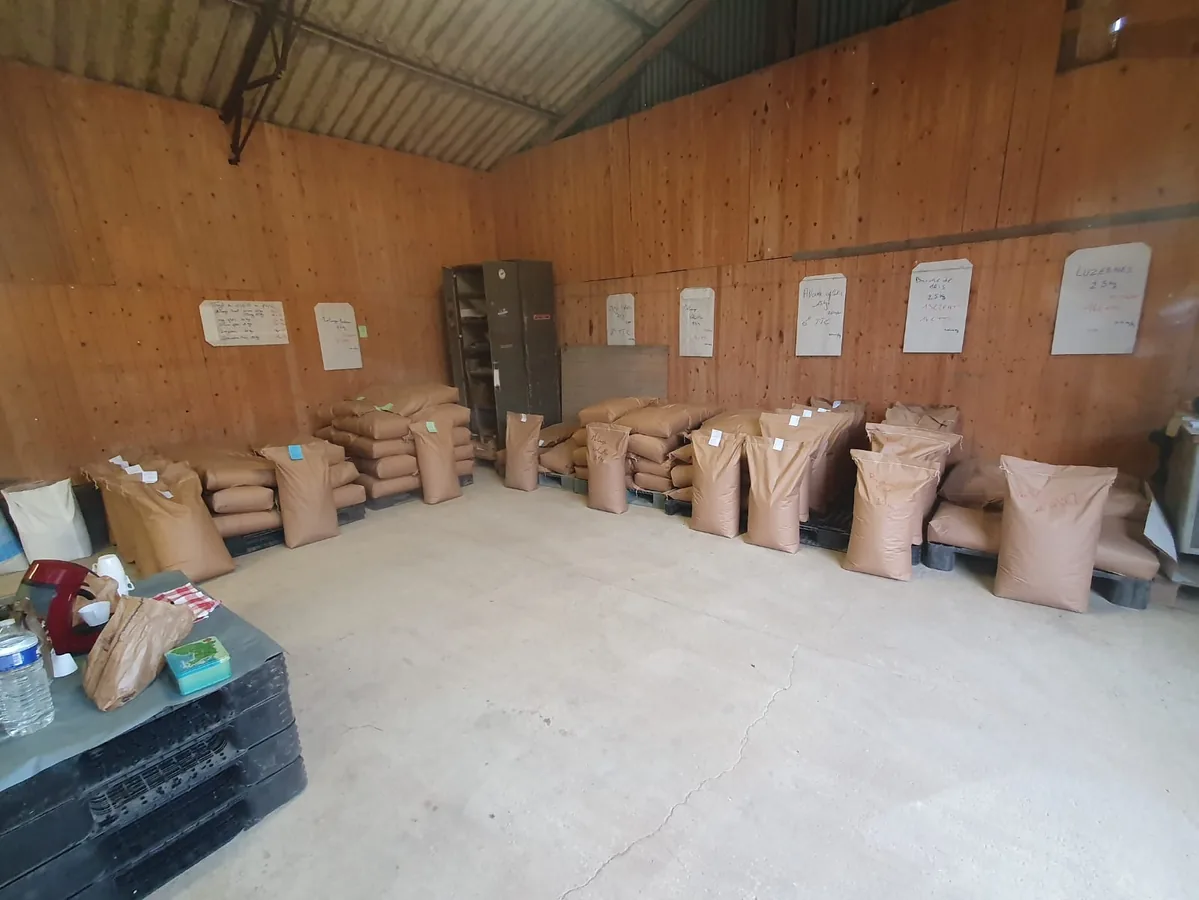 Atelier FBOG à Maillebois - sacs de mélanges céréaliers prêts à expédier, identifiés par recettes